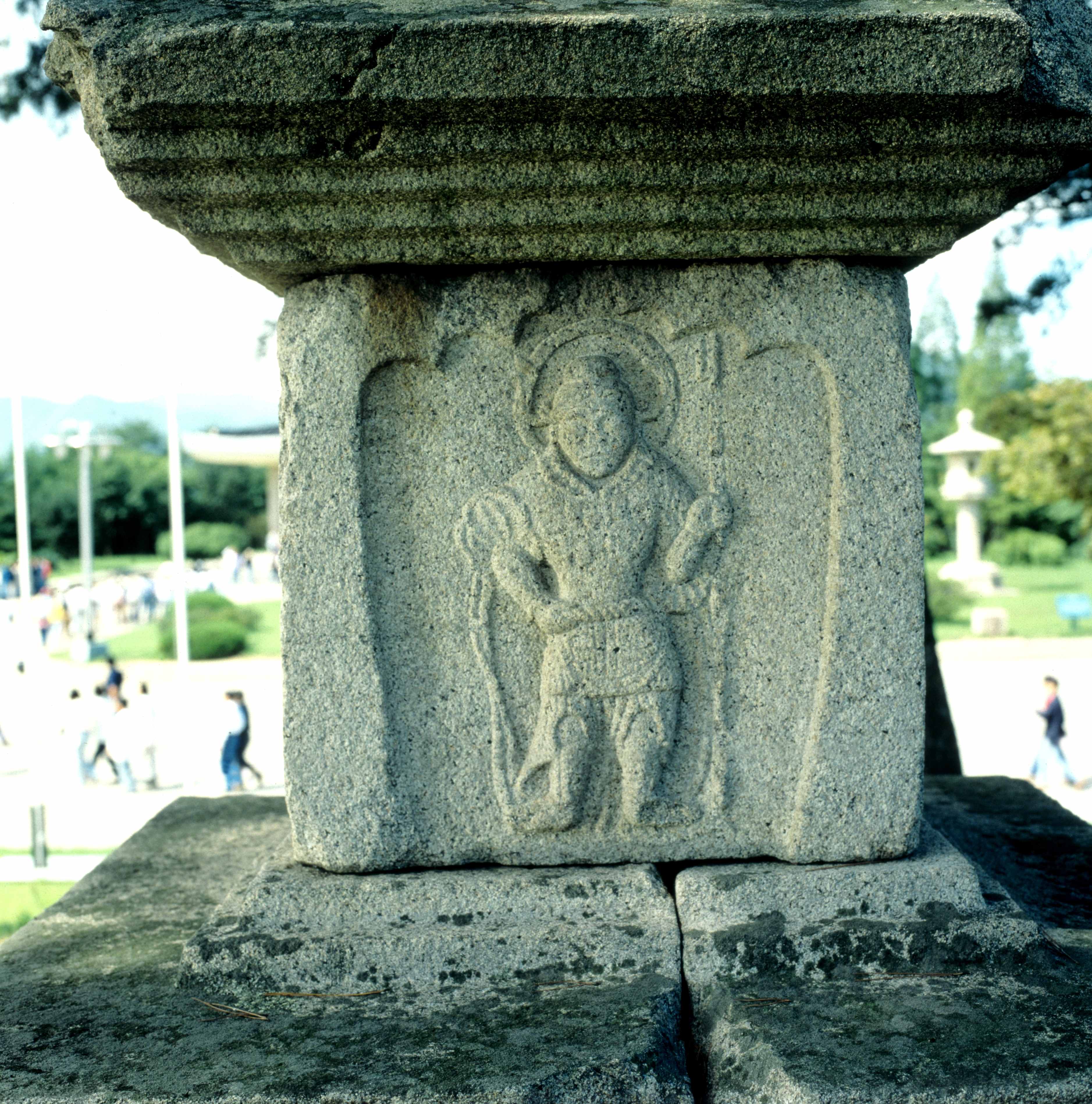 유적_3_경주남산_승소곡-제1사지-삼층석탑 1층탑신석 동면 지국천왕_경상북도_미상_경주_제1유형.jpg이미지